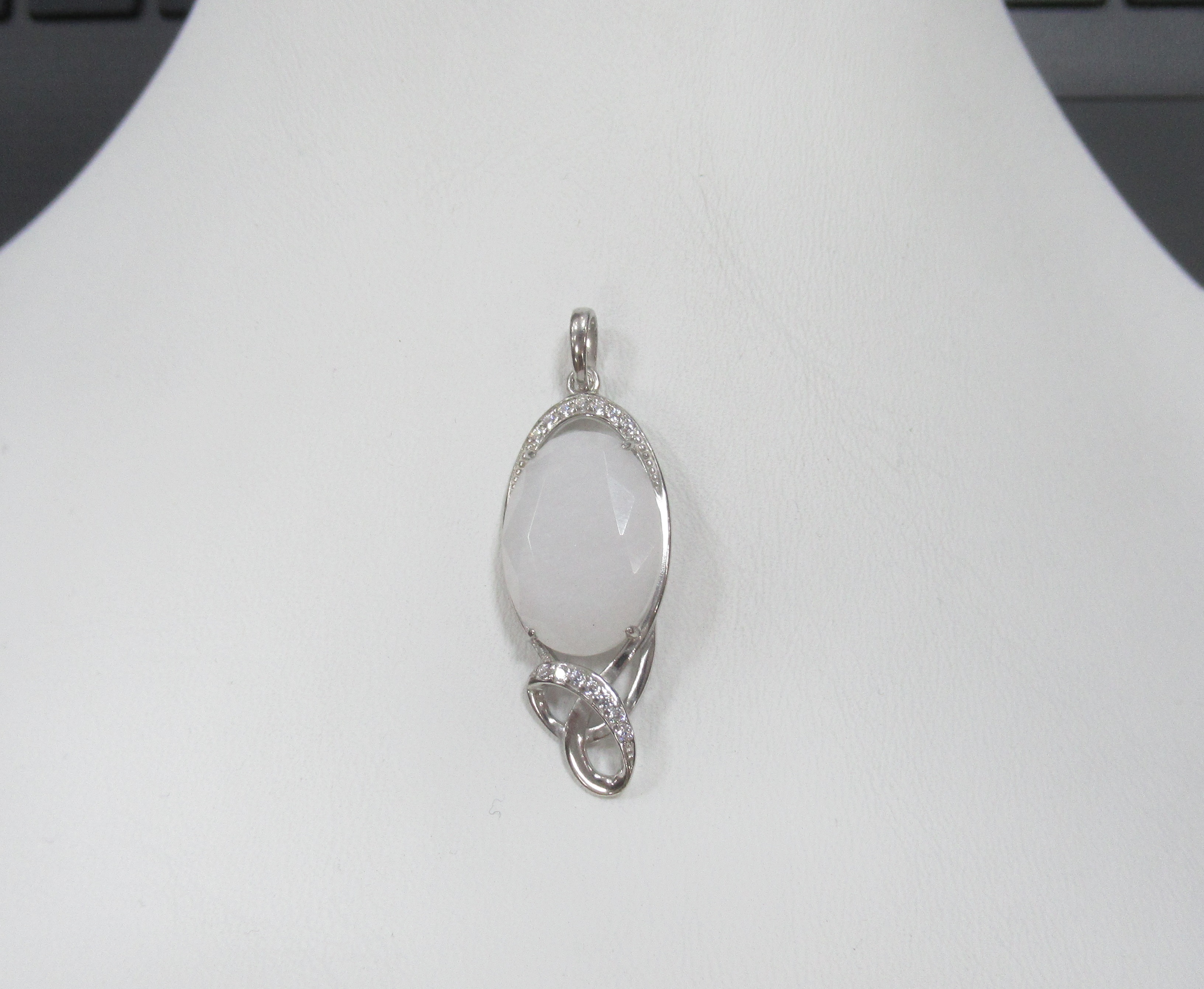 Серебряная подвеска с белым нефритом